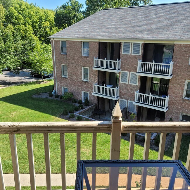 Building Photo - 991 Manor Ln