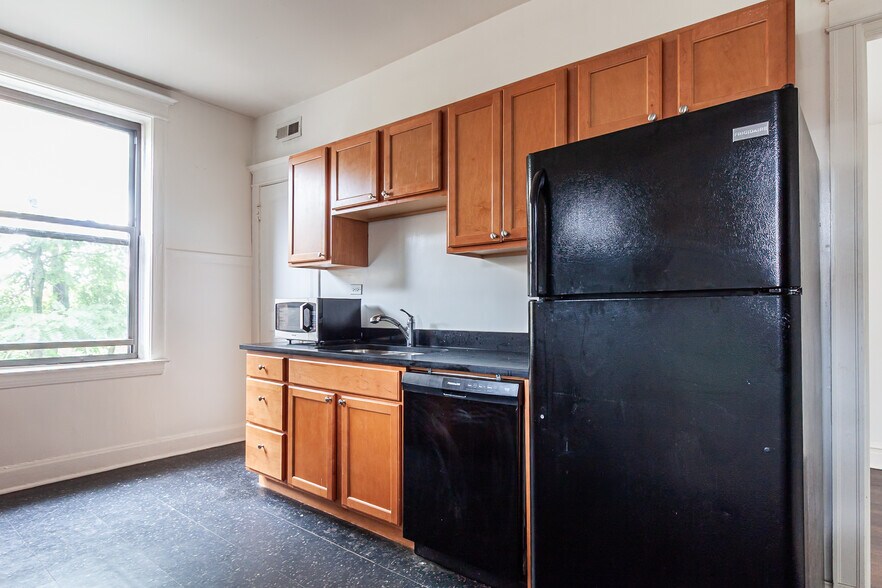 Building Photo - 910 W Belle Plaine Ave