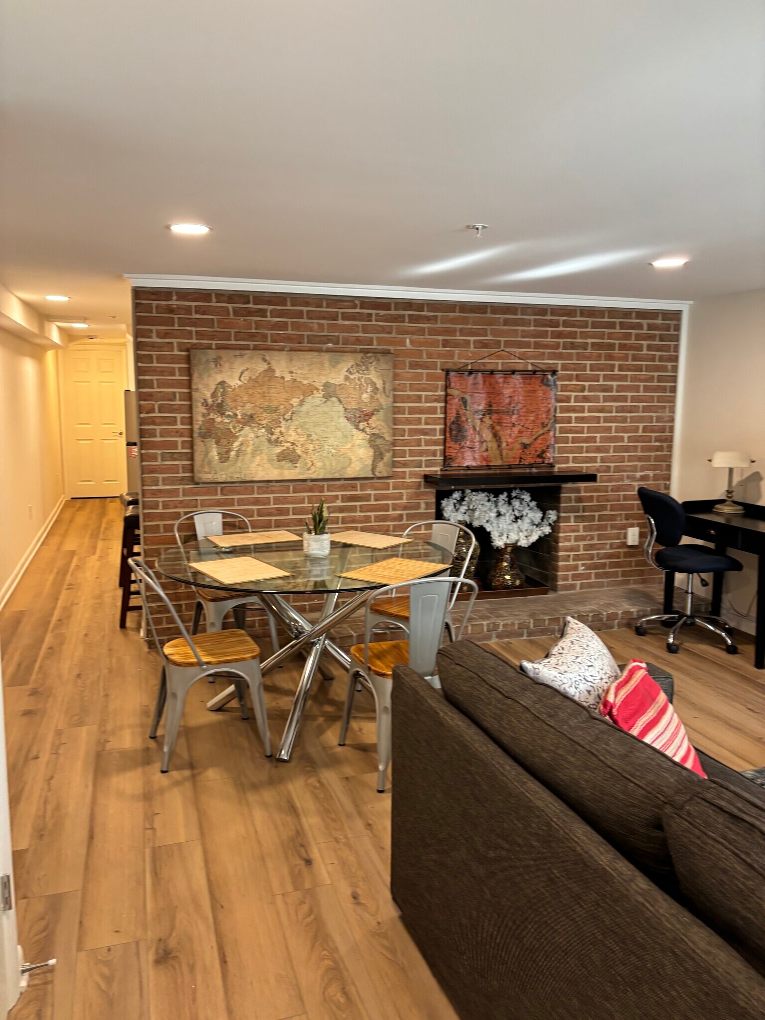 Building Photo - 402 Constitution Ave NE