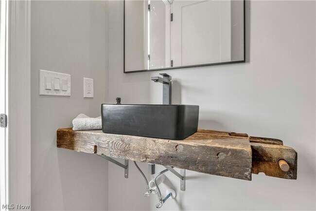 Building Photo - 2130 W 42nd St