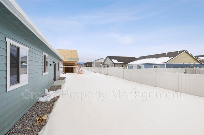 Building Photo - 4046 Snowberry Ave