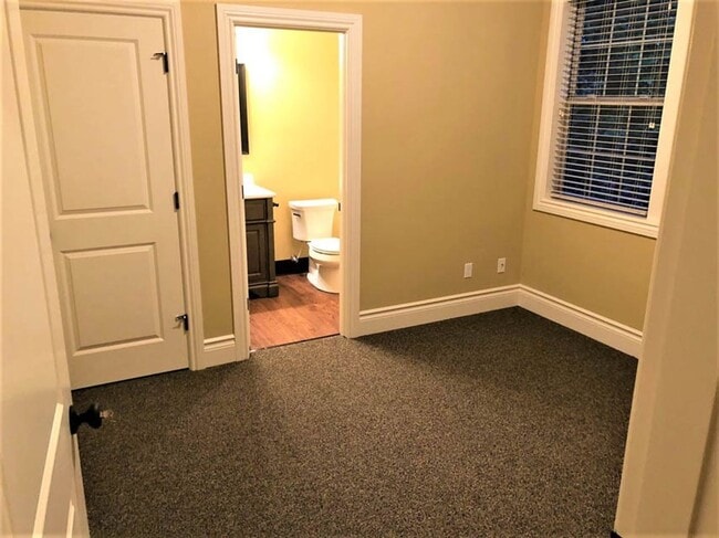 Building Photo - 4 Bed 4 bath Close to OSU