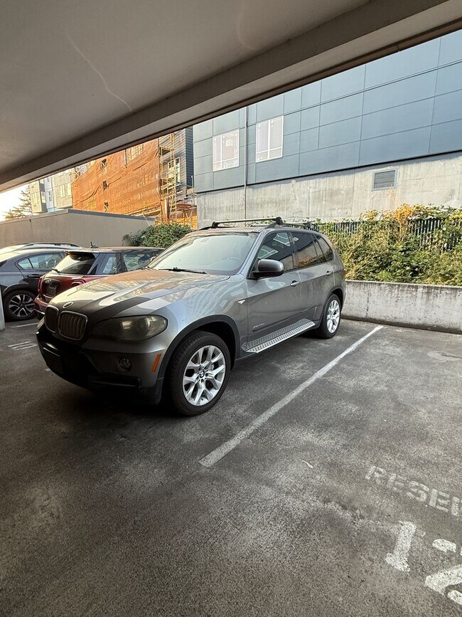 Building Photo - Top-Floor Condo with Office/Den + Private Balcony in the Heart of Seattle