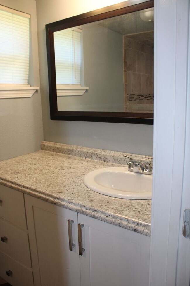 Building Photo - Newly Remodeled! Close to Tinker