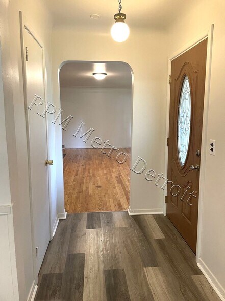 Building Photo - 32851 Linderman Ave