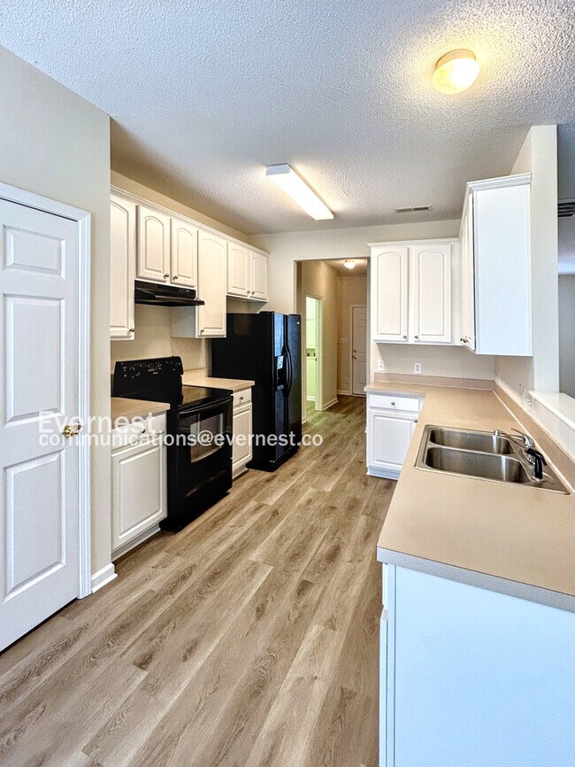 Building Photo - Spacious 3 Bedroom Home in High Point / Up...