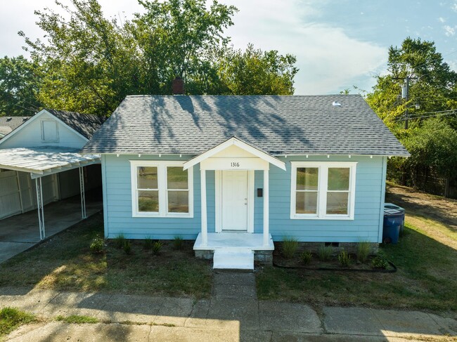 Building Photo - Freshly Updated 3 Bedroom House