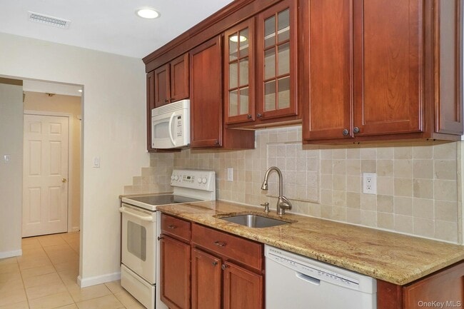 Building Photo - 23 Meadowood Dr