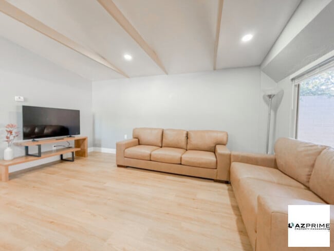 Building Photo - Make Yourself at Home in This Cozy 1/1 Phoenix Apartment, Nestled in an Intimate Triplex Setting.