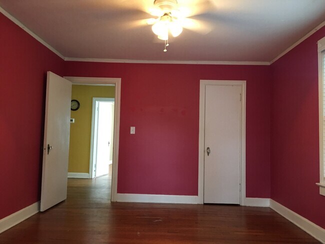 Building Photo - Adorable 2 bedroom, 1 bath home with an upstairs apartment!