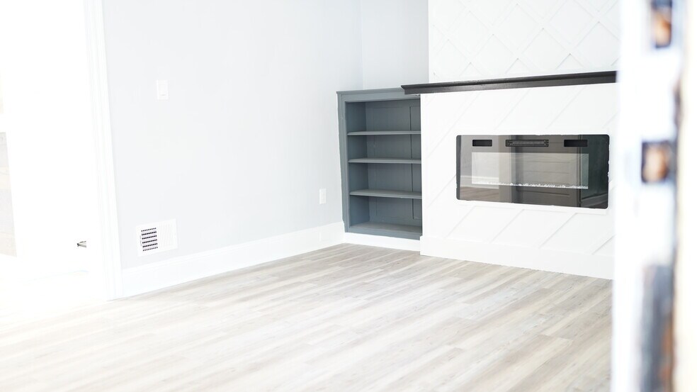 Building Photo - 3370 Parkview Ave