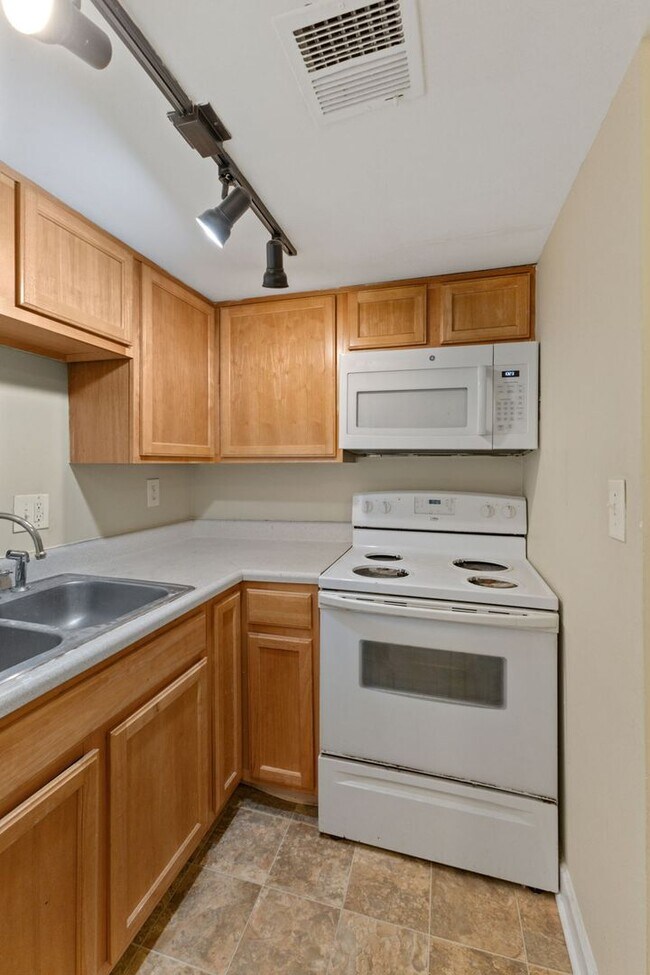 Building Photo - 3609 Balsam Ave