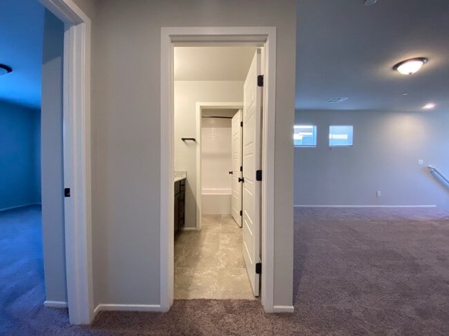 Building Photo - AMAZING GATED 3 BED 2.5 BATH 2 CAR GARAGE !
