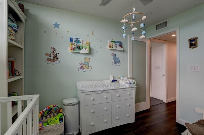 Building Photo - 2400 NE 10th St