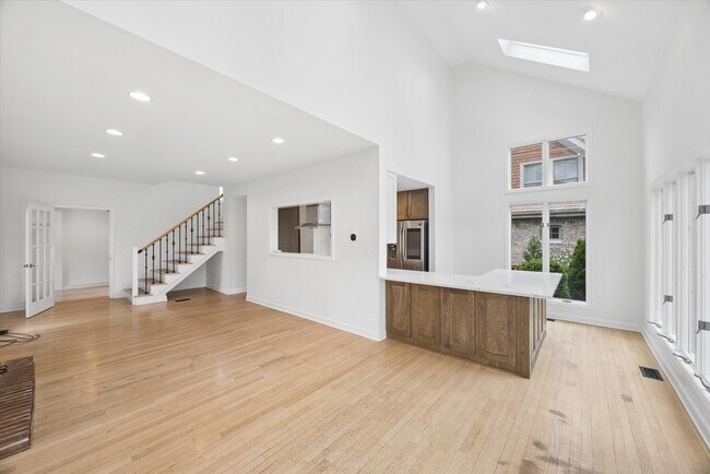 Building Photo - 502 47th St