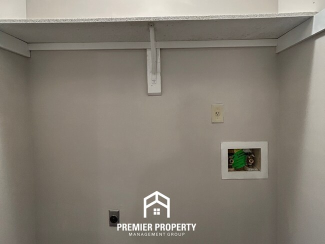 Building Photo - 3BR/2BA Home w/ Vaulted Ceilings, Brick Fireplace & 2-Car Garage in Memphis