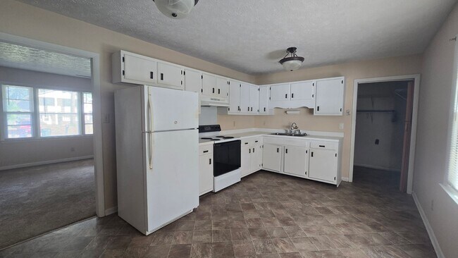 Building Photo - 6615 Keeler Dr