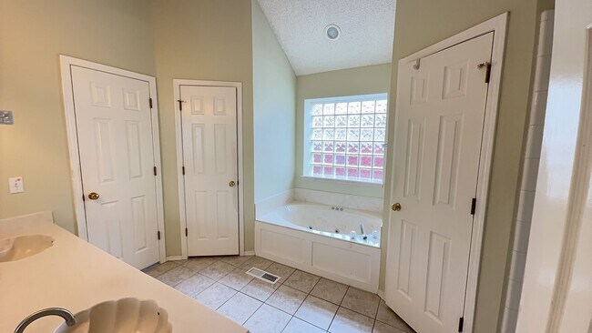 Building Photo - Great 3 bed, 2 bath home in Broken Arrow w...
