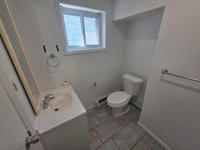 Building Photo - 98 Delafield St