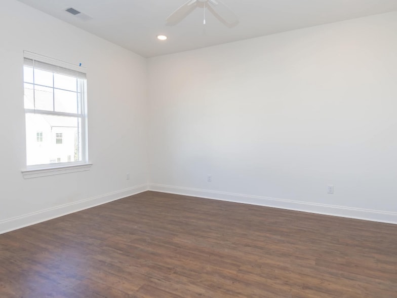 Building Photo - 637 Cottage Grv Cir