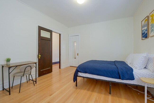 Building Photo - 1364 E 48th St