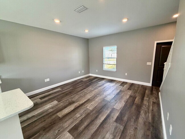 Building Photo - 4 bedroom 3 bath