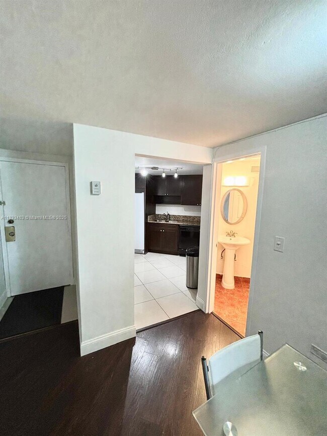 Building Photo - 801 Brickell Bay Dr