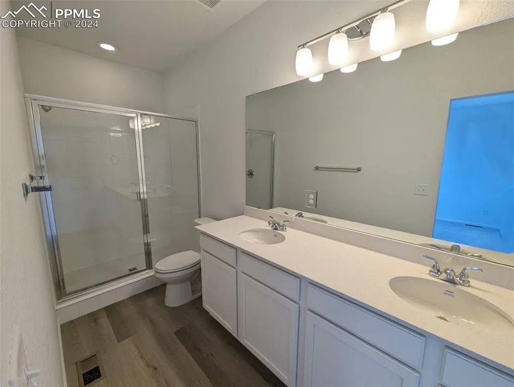 Primary Bathroom - 2434 Vanhoutte Vw