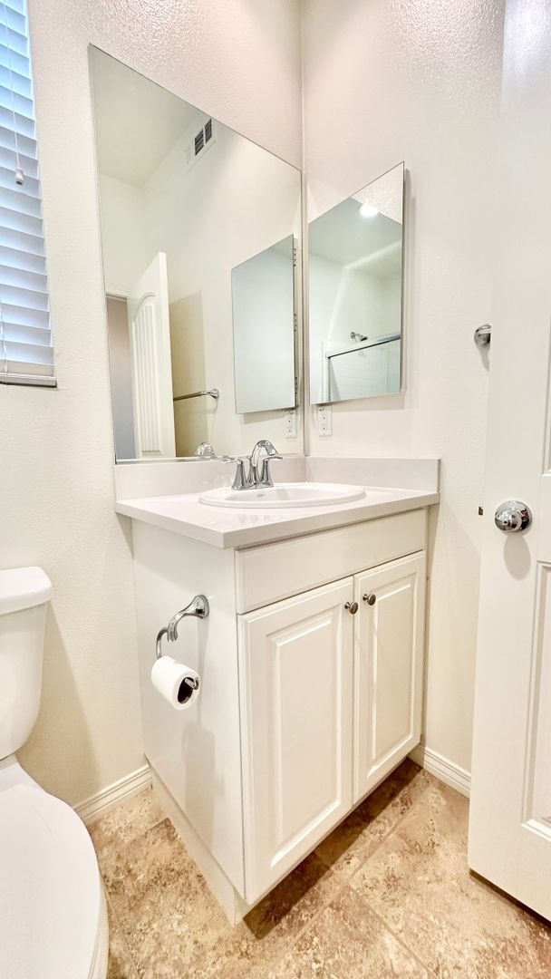 Building Photo - Beautiful, Stand Alone Condo in Resort-lik...