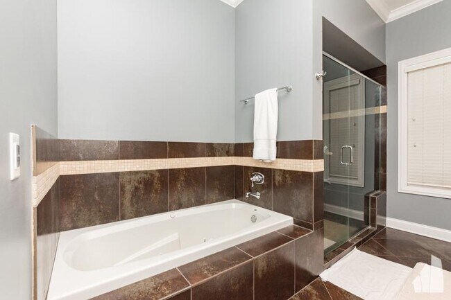 Building Photo - 3 bedroom in Chicago IL 60657