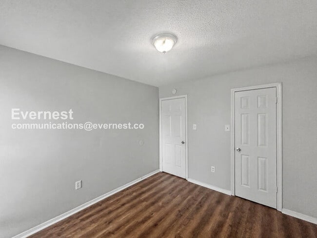 Building Photo - 3400 Laurelwood Dr