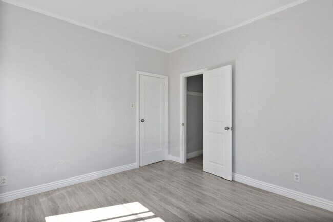 Building Photo - Spacious 2-Bedroom Apartment in Prime Los ...