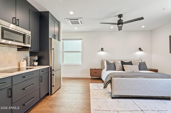 Building Photo - 6916 E 2nd St