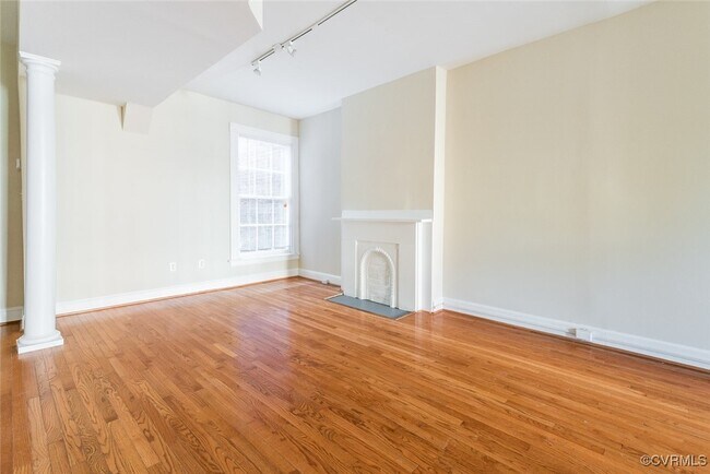 Building Photo - 623 St James St