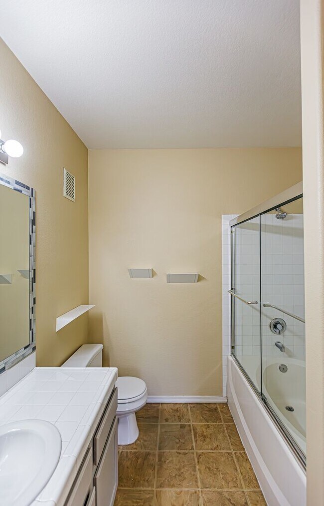 Building Photo - Upstairs condo in gated community