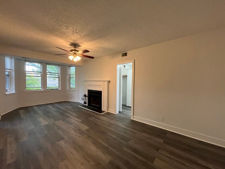 Building Photo - 3727 N Pine Grove Ave