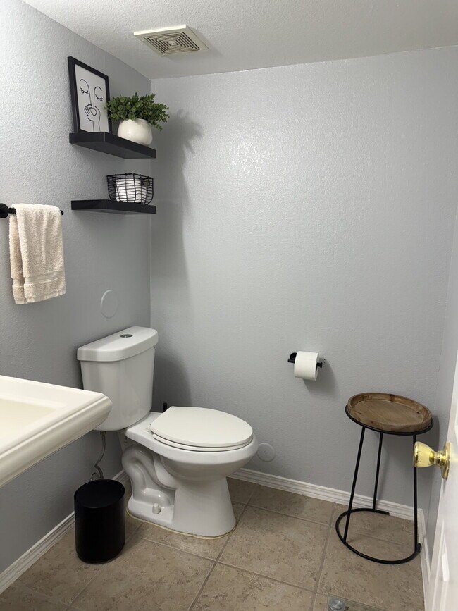 Building Photo - "Charming 3-Bed Oasis with Granite Touches & Cozy Fireplace in El Paso!"