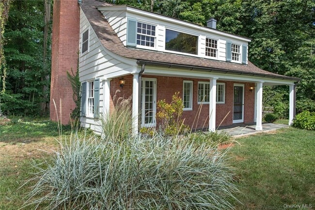 Building Photo - 332 Quaker Hill Rd