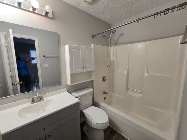 Building Photo - 6520 Applewhite Rd