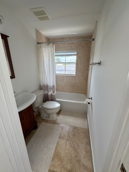 Building Photo - 2515 NE 18th St