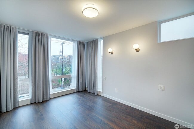 Building Photo - 2Bd/1.75Ba Seattle Townhouse