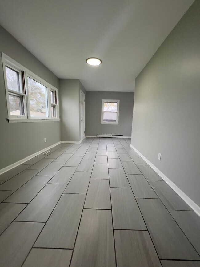 Building Photo - 2 Bedroom House Available NOW in Burnham I...