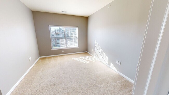 Building Photo - Second Floor Rear View 3 Bedroom in a Gate...