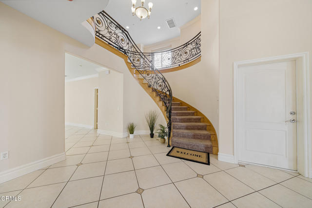 Building Photo - 146 W Le Roy Ave