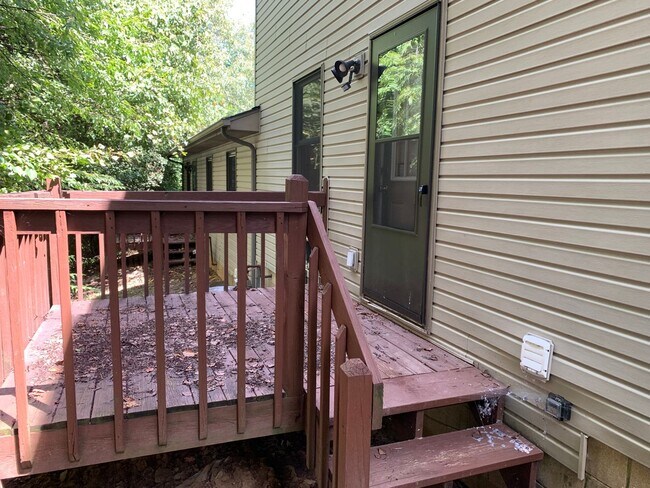Building Photo - 3 bedroom, Spacious Townhouse: The Willows!