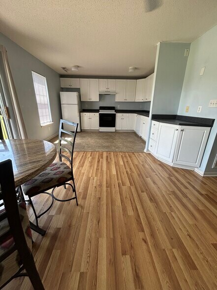 Building Photo - 4950 Deveron St