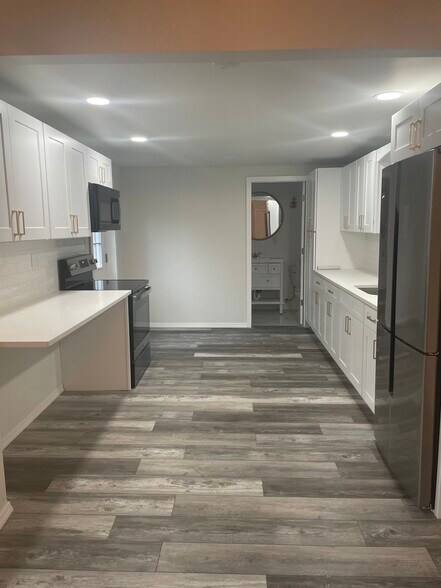 Prestige brand new open floor sunny and bright - 131 Davis Ave