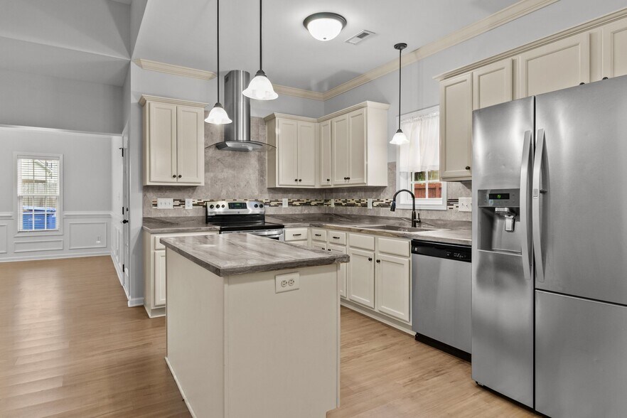 Building Photo - 6471 Chamblee Dr