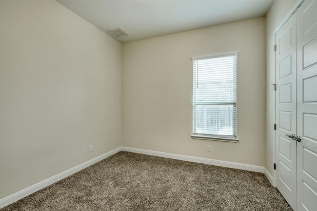 Building Photo - 204 Blue Spruce Way