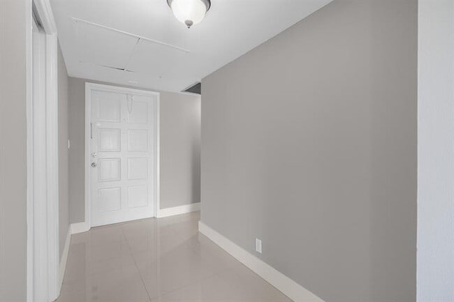 Building Photo - 3050 N Palm Aire Dr